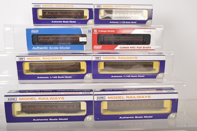 Lot 58 - Dapol N Gauge BR Maroon Rake of Collett Coaches (8)