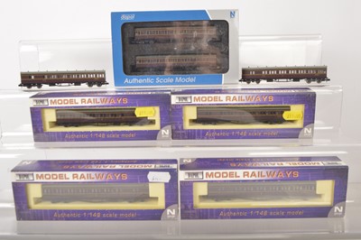 Lot 60 - Dapol N Gauge BR Maroon Rake of Coaches (8)