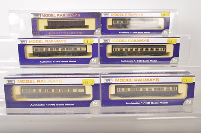 Lot 64 - Dapol N Gauge GWR Hawksworth Coaches and Siphon H (6)