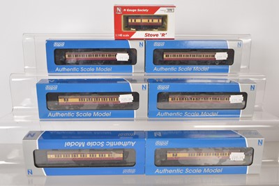 Lot 66 - Dapol N Gauge BR Maunsell Crimson & Cream Coaches and Stove R (7)