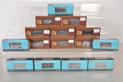 Lot 97 - DJ Models and EFE Rail N Gauge Goods Wagons (15)