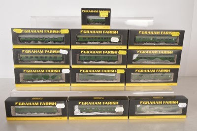 Lot 107 - Graham Farish by Bachmann N Gauge BR (SR) MK 1 Coaches and Horse Box (13)