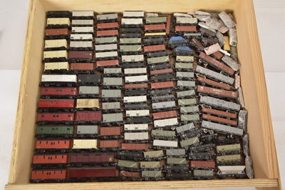 Lot 193 - Unbranded Kit Built and Other N Gauge Goods Wagons (125)