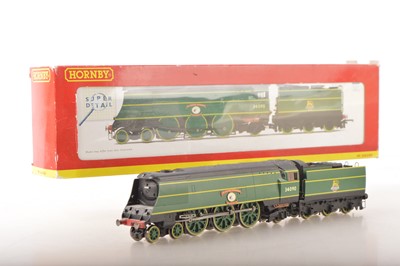 Lot 237 - Hornby 00 Gauge boxed R2692 BR green Battle of Britain Class 34090 'Sir Eustace Missenden' Locomotive and Tender