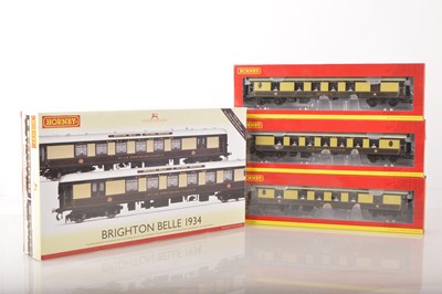 Lot 246 - Hornby 00 Gauge boxed R2987X Brighton Belle chocolate and cream 1934 Train Pack and additional Coaches to create 5-Car Set (4 boxes)