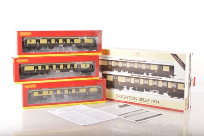 Lot 247 - Hornby 00 Gauge boxed R2987X Brighton Belle chocolate and cream 1934 Train Pack and additional Coaches to create 5-Car Set (4 boxes)