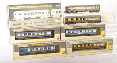 Lot 307 - Wrenn 00 Gauge boxed chocolate and cream Brighton Belle 2-Car set and spare coach and three blue grey Golden Arrow Coaches (5)