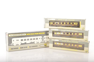 Lot 323 - Wrenn 00 Gauge boxed Brighton Belle chocolate and cream 5-Car set (4)