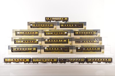 Lot 325 - Wrenn 00 Gauge boxed and unboxed chocolate and cream Pullman Cars (16)