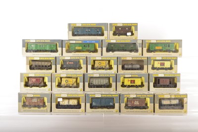 Lot 326 - Wrenn 00 Gauge boxed Goods Rolling stock some weathered (21)