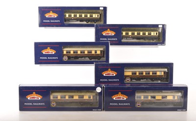 Lot 339 - Bachmann 00 Gauge boxed chocolate and cream Pullman Cars and GWR Coaches (6)