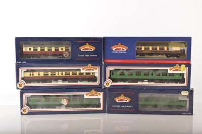 Lot 386 - Bachmann 00 Gauge boxed Pullman car BR SR green and crimson and cream Coaches (6)