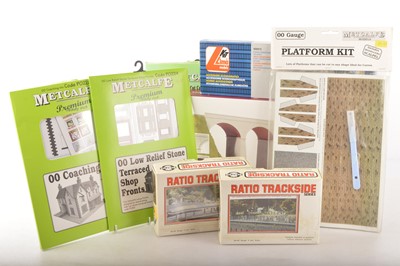 Lot 460 - Airfix Ratio Superquick Wills and Peco Buildings and Lineside unmade 00 Gauge Kits (29)