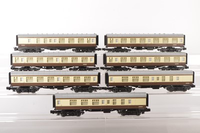 Lot 543 - Lionel 0 Gauge modern issue British outline BR brown & Cream western region Passenger coaches, (7)