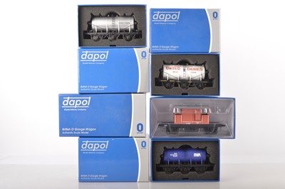 Lot 556 - Dapol 0 Gauge Modern issue group of Rolling stock (4)