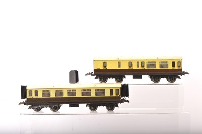 Lot 654 - Hornby 0 Gauge pair of No.2 GWR corridor coaches (2)