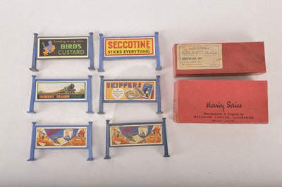 Lot 690 - Hornby 0 Gauge Station Hoardings - Railway accessories