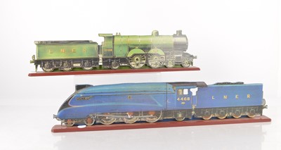 Lot 808 - Scratch/ home built group of Wooden LNER Locomotive flats and an Engine shed (3)