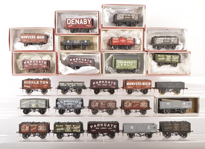 Lot 874 - Slaters and other manufacturers 0 Gauge Kitbuilt goods wagons (27)