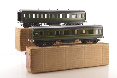 Lot 919 - A pair of uncommon 0 Gauge Leeds Model Co 'Bakelite' Coaches in SR green (2)