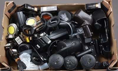 Lot 27 - A Tray of Olympus OM Accessories