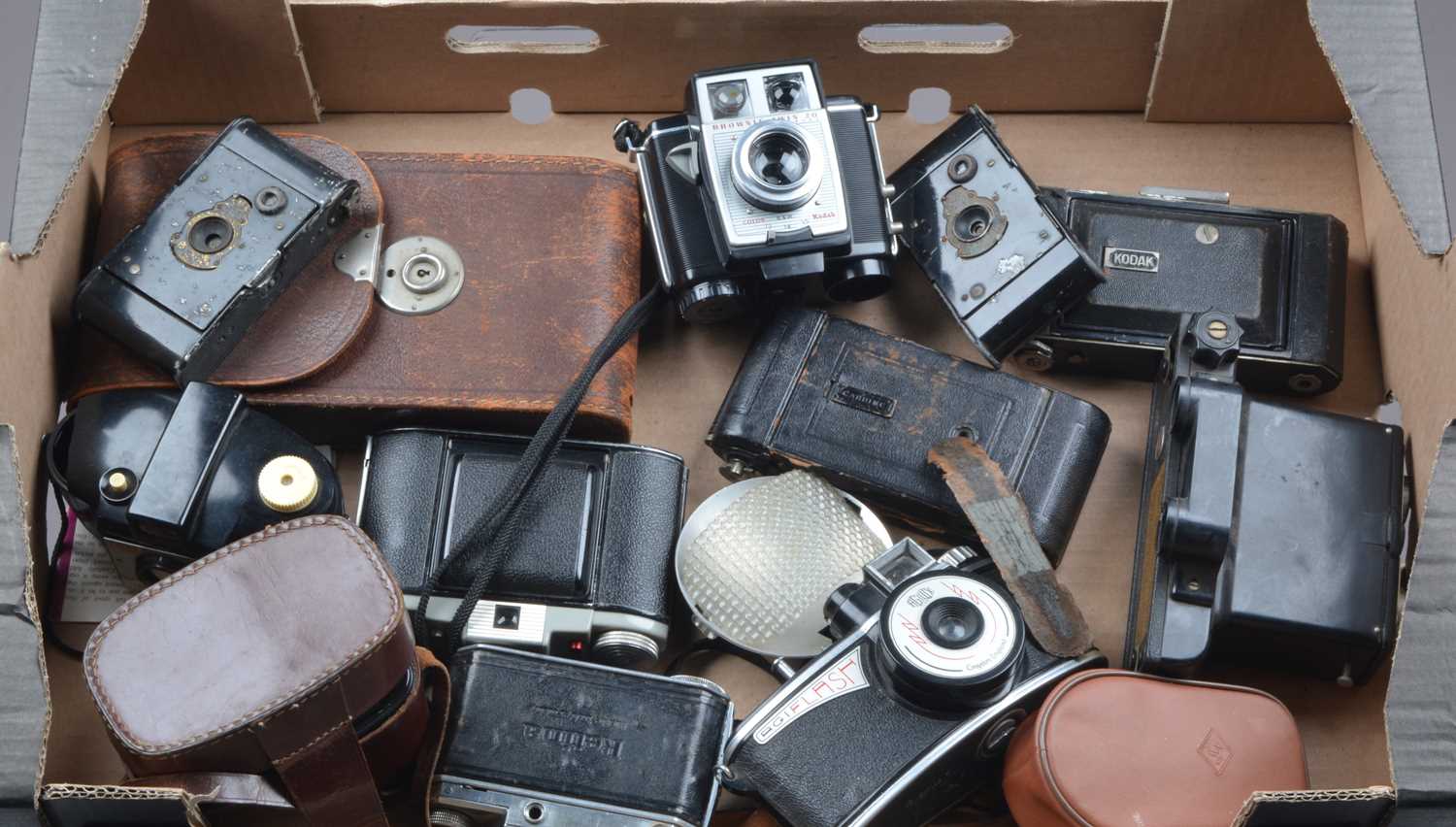 Lot 50 - A Tray of Folding and Bakelite Cameras