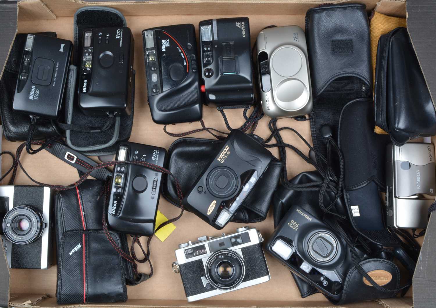 Lot 52 - A Tray of Compact Cameras