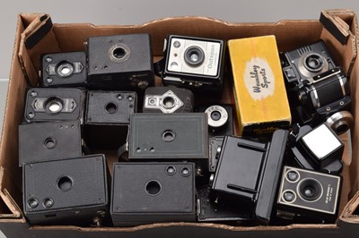 Lot 9 - A Tray of Box and Bakelite Cameras