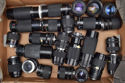 Lot 637 - A Tray of Zoom Lenses