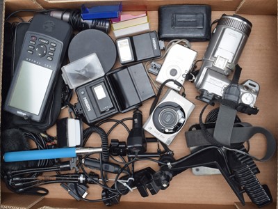 Lot 639 - A Tray of Cameras and other Items