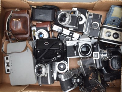 Lot 658 - A Tray of Various Cameras