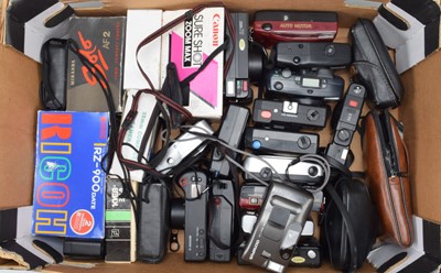 Lot 766 - A Tray of Compact Cameras