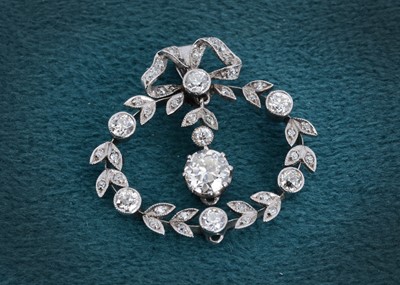 Lot 9 - An early 20th Century diamond wreath pendant