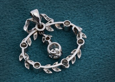 Lot 9 - An early 20th Century diamond wreath pendant