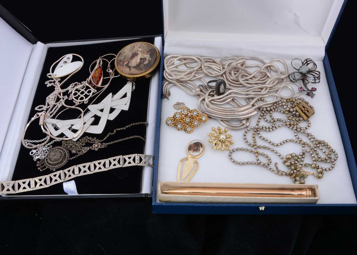 Lot 26 - A quantity of silver jewellery