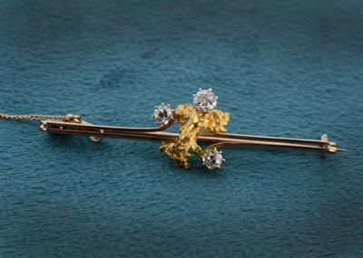 Lot 29 - A 15ct gold Edwardian gold nugget and diamond set bar brooch