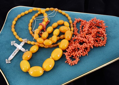 Lot 33 - A string of graduated oval amber beads