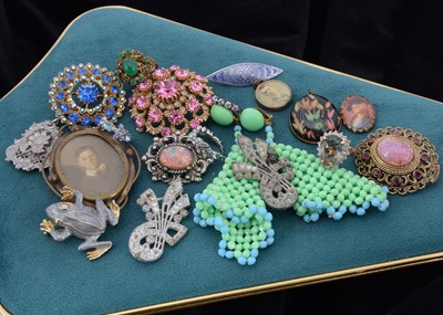 Lot 35 - A collection of costume jewellery