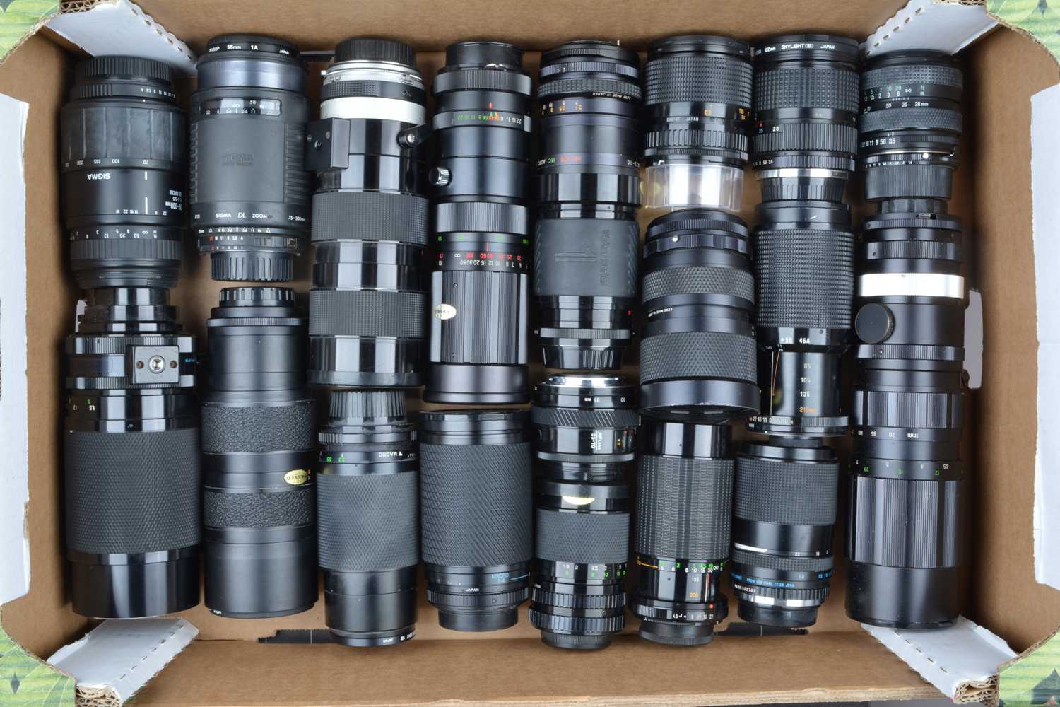 Lot 146 - A Tray of Zoom Lenses