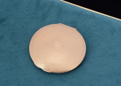 Lot 54 - An art deco 9ct gold circular compact