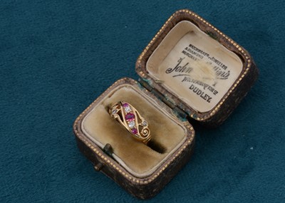 Lot 79 - An Edwardian five stone diamond and ruby dress ring