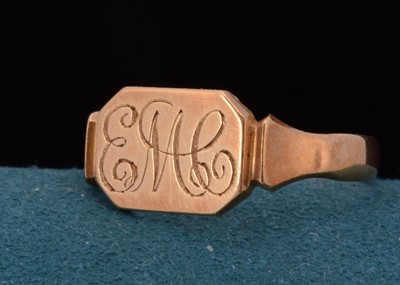 Lot 84 - An 18ct gold signet ring