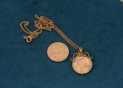 Lot 85 - A mounted Edward VII half sovereign on a fine gilt metal chain