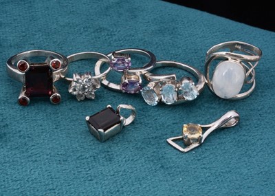 Lot 89 - Five gem set rings