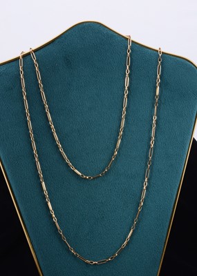 Lot 96 - A large oval link opera length chain