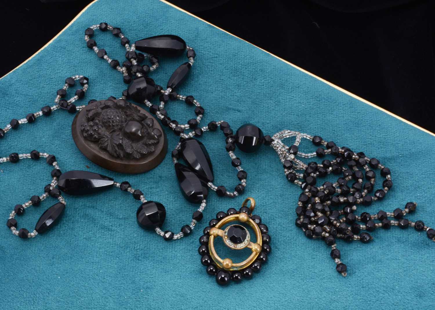 Lot 102 - An art deco flapper style necklace,