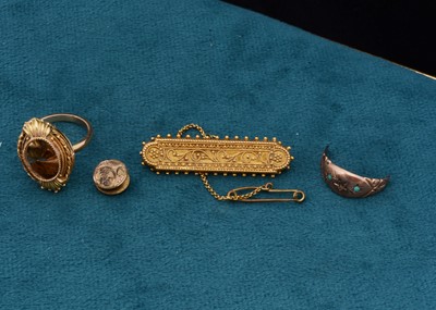 Lot 115 - A 15ct gold bar brooch