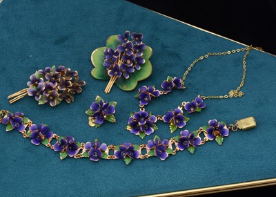 Lot 117 - A group of art deco violet flower jewellery