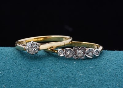 Lot 121 - An art deco illusion set five stone diamond ring in 18ct gold and platinum