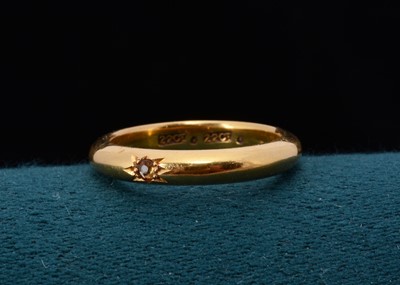 Lot 123 - A 22ct gold D shaped wedding band